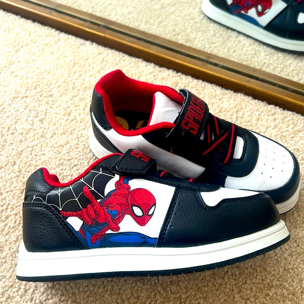Perfect codition toddler sz 11 Spider Man shoes